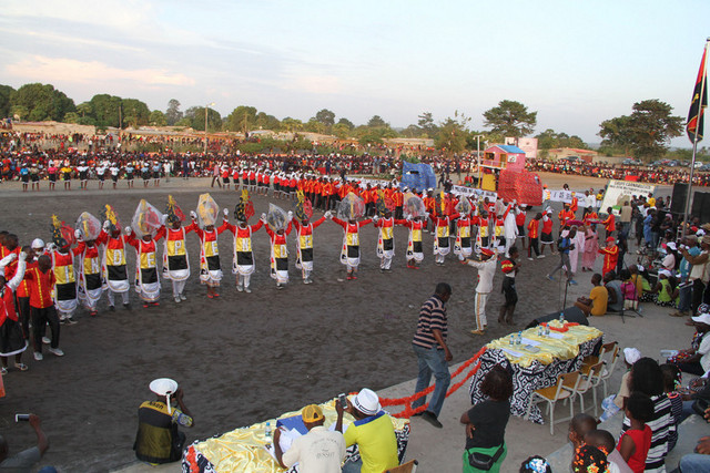 Grupos carnavalescos do Bengo recebem apoio financeiro