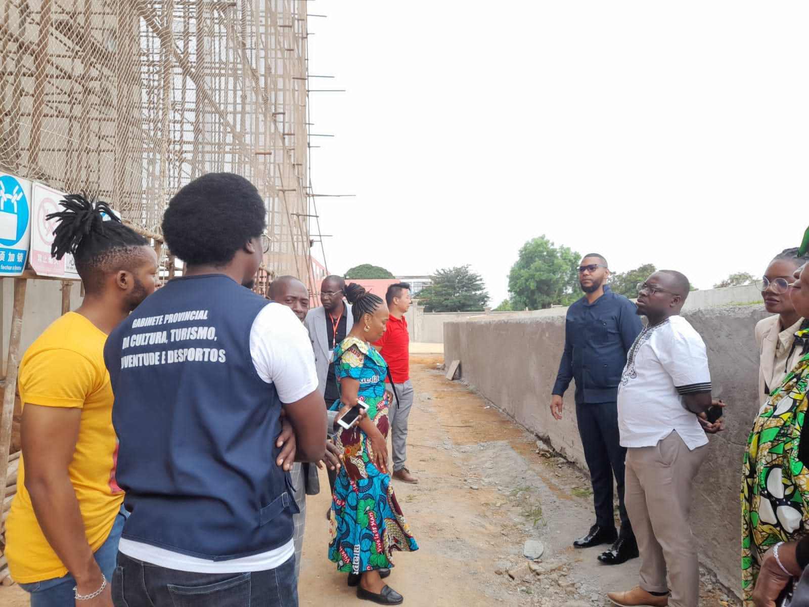 Directora da ReMA visita obra de construção da Mediateca do Uíge.